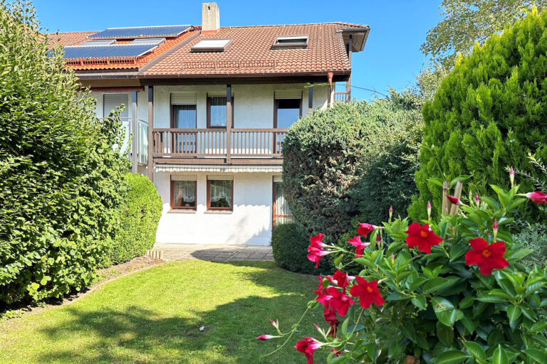 Doppelhaushälfte mit gepflegtem Garten in München