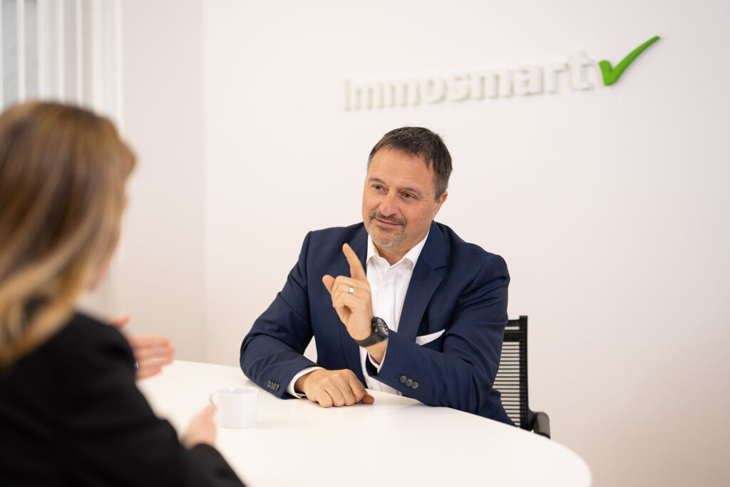 Fritz Stelzer im Beratungsgespräch mit Kunden