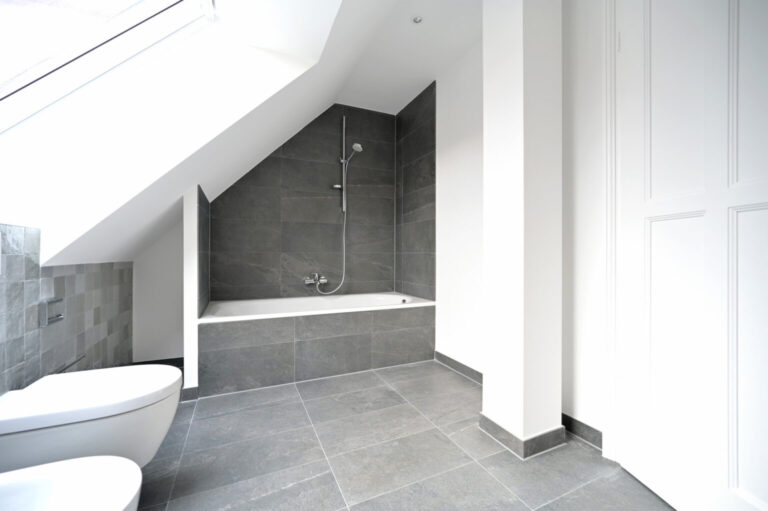 Badezimmer-schraeg-Blick-Wanne-1536x1022-1