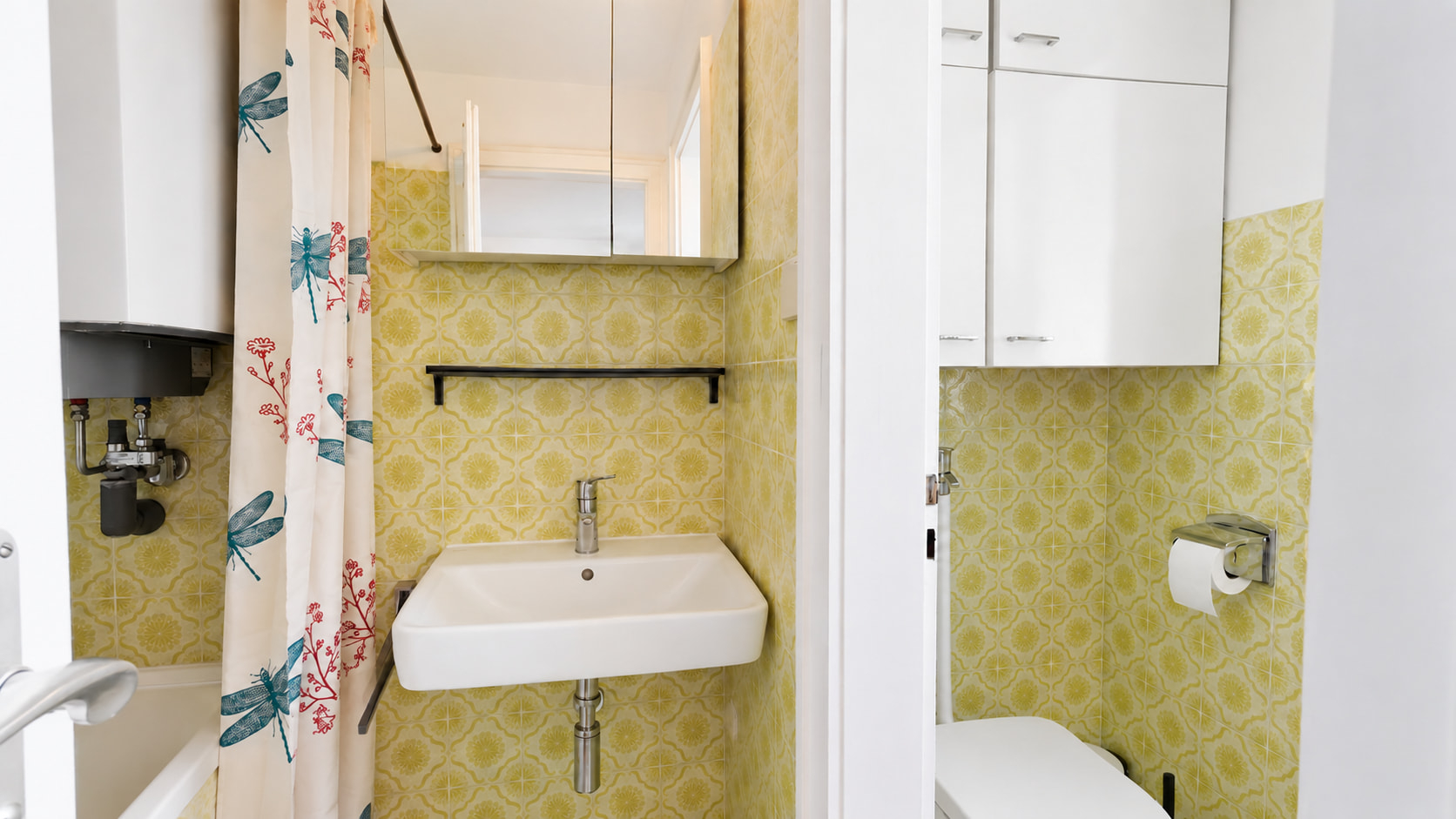 Badezimmer mit Wanne und WC