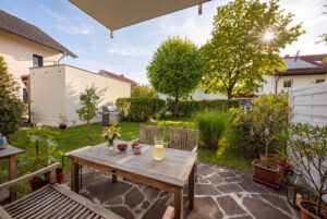 Sonnige West-Terrasse